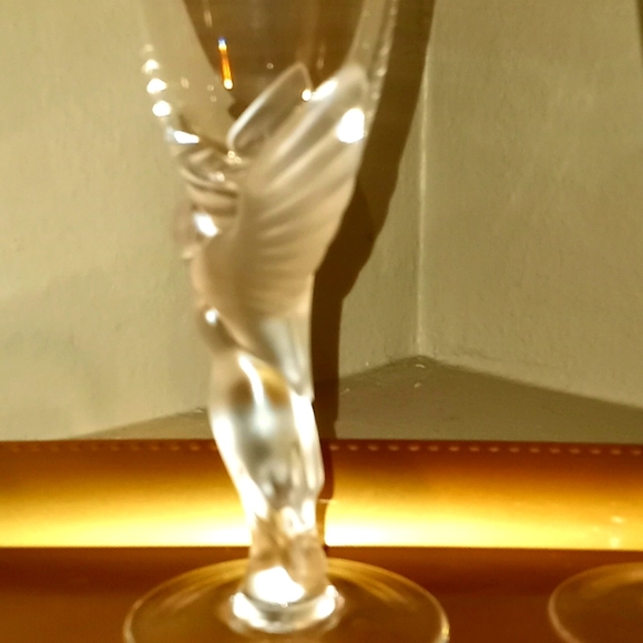 Faberge Kissing Doves Frosted Wine Goblets 8.25 oz - Picture 2 of 11